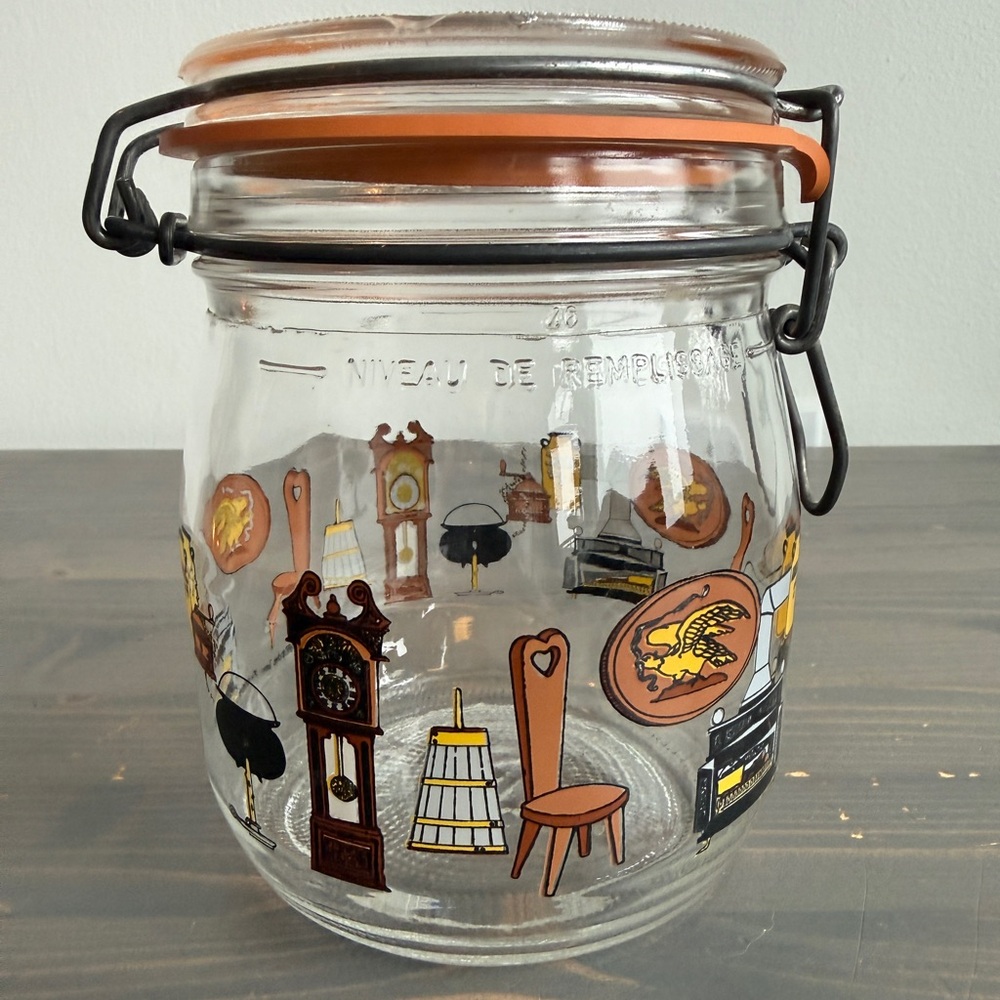 Vintage ARC hinged lid glass jar
Colonial pattern